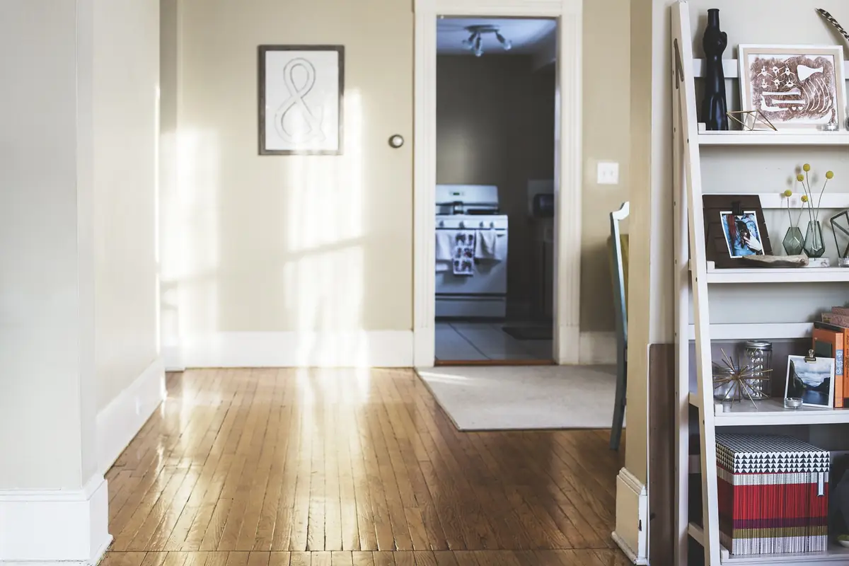 Entrée d’appartement lumineuse, parquet ancien et murs clairs