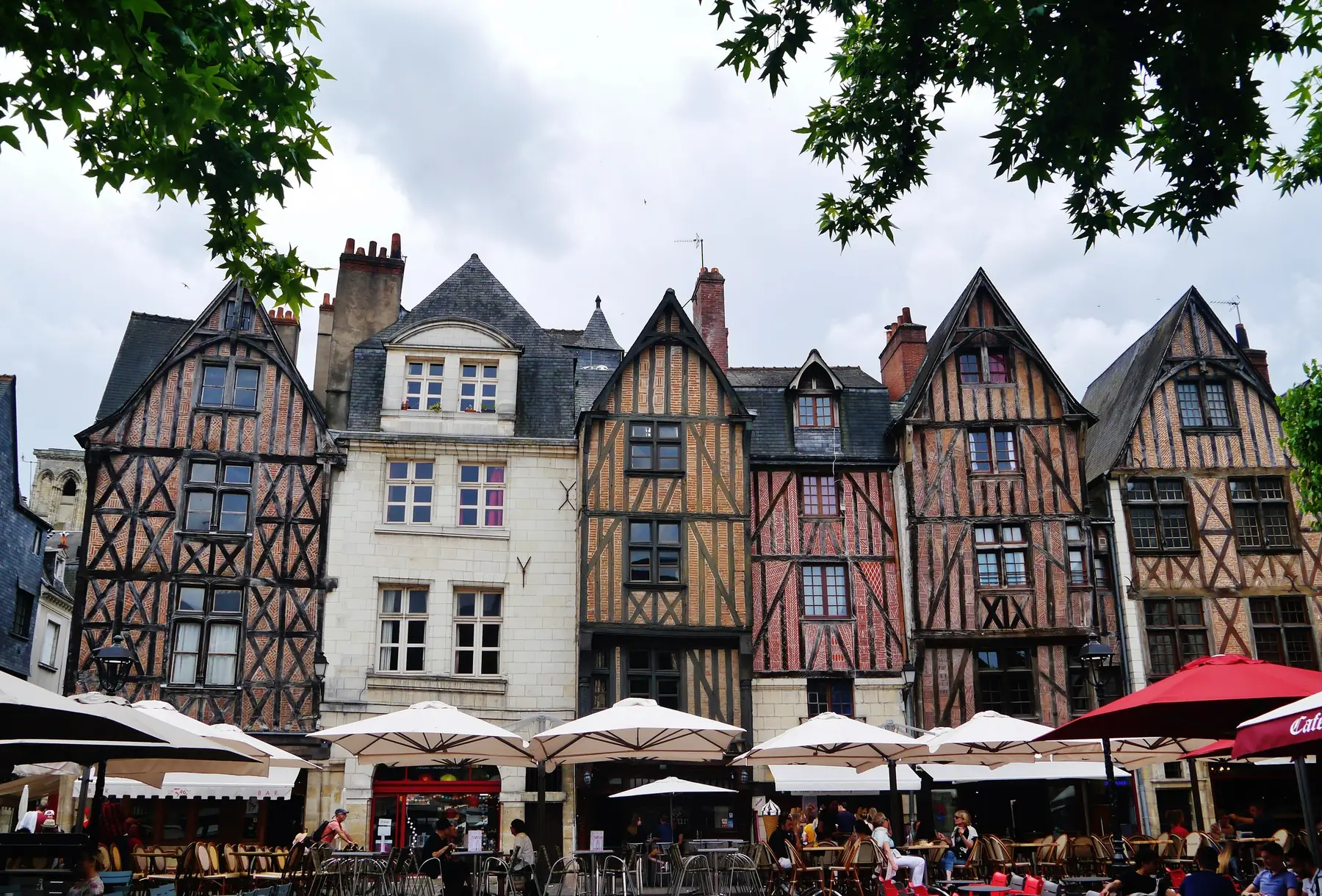 Façades à pans de bois et maisons de tuffeau sur la place Plumereau, dans le Vieux-Tours