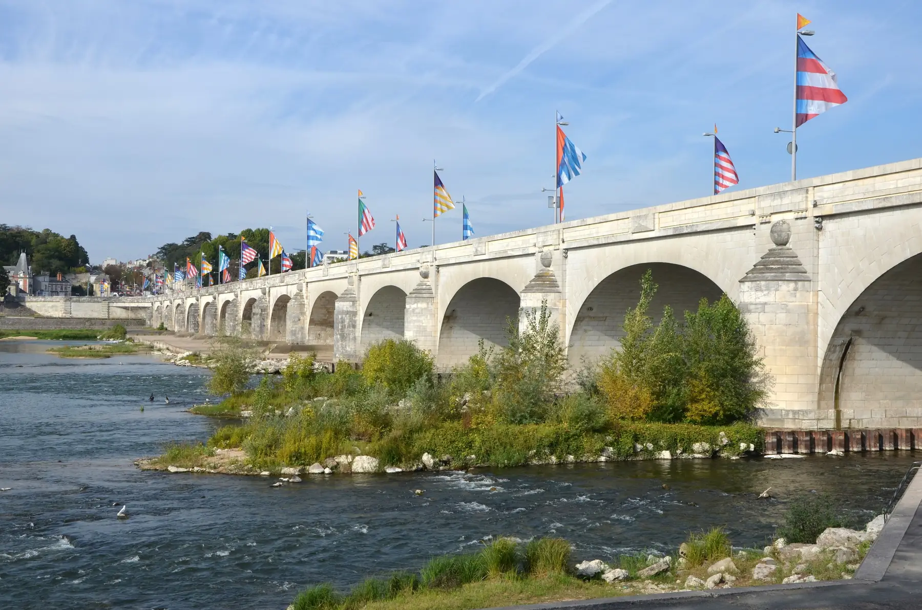 Le pont Wilson et ses arches de pierre blanche au-dessus de la Loire, à Tours