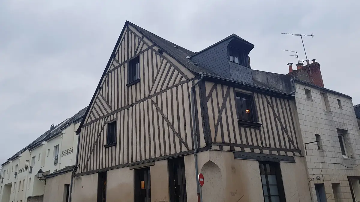 Maison à pans de bois du XVIe siècle, rue Lamartine dans le Vieux-Tours